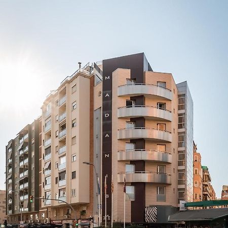 Hotel Madanis L'Hospitalet de Llobregat Esterno foto