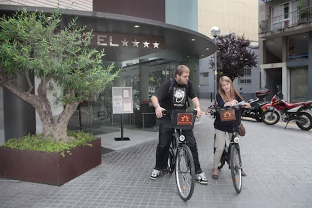 Hotel Madanis L'Hospitalet de Llobregat Esterno foto